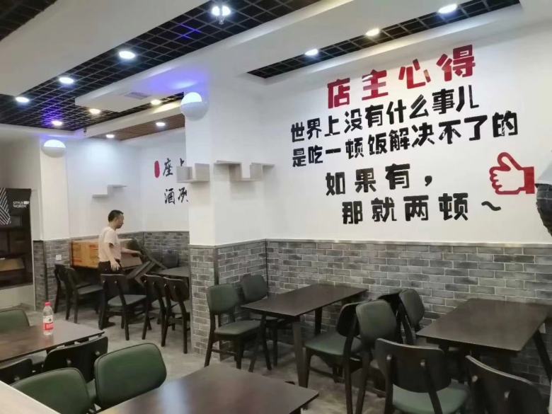 餐桌椅進(jìn)場(chǎng).jpg