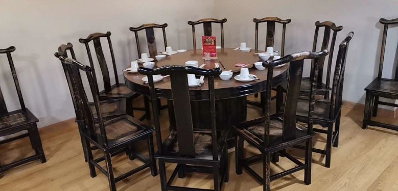湘聚坊實(shí)木餐桌椅安裝現(xiàn)場.jpg