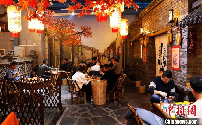 罐罐茶館內(nèi)人聲鼎沸，充滿煙火氣。.jpg