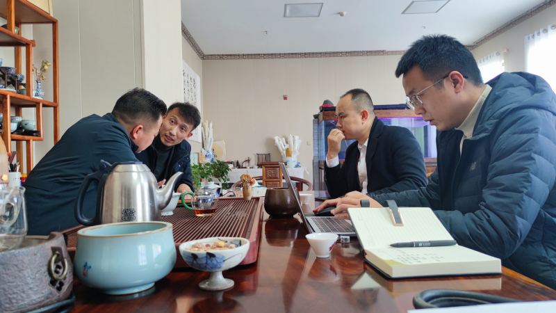 博菲克酒店設(shè)計(jì)師為萬(wàn)總介紹設(shè)計(jì)方案.jpg