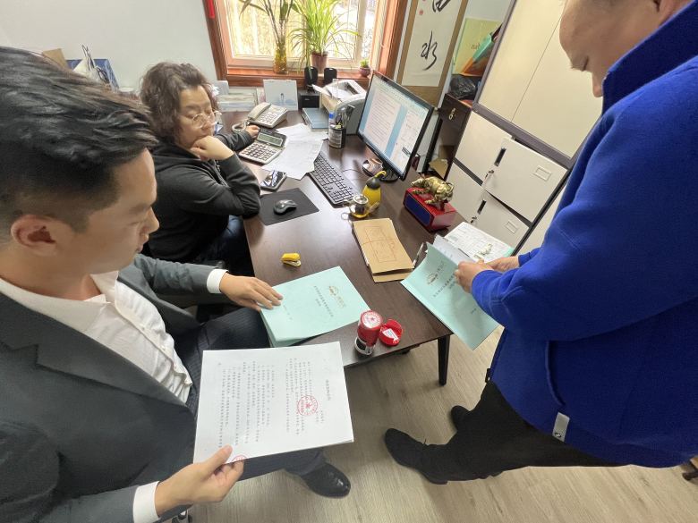 博菲克家具業(yè)務(wù)經(jīng)理和錦江之星負責(zé)人簽訂酒店家具合同.jpg