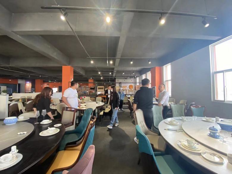 粵來(lái)越牛潮汕鮮牛肉火鍋客戶一行到西安博菲克餐飲家具廠考察.jpg